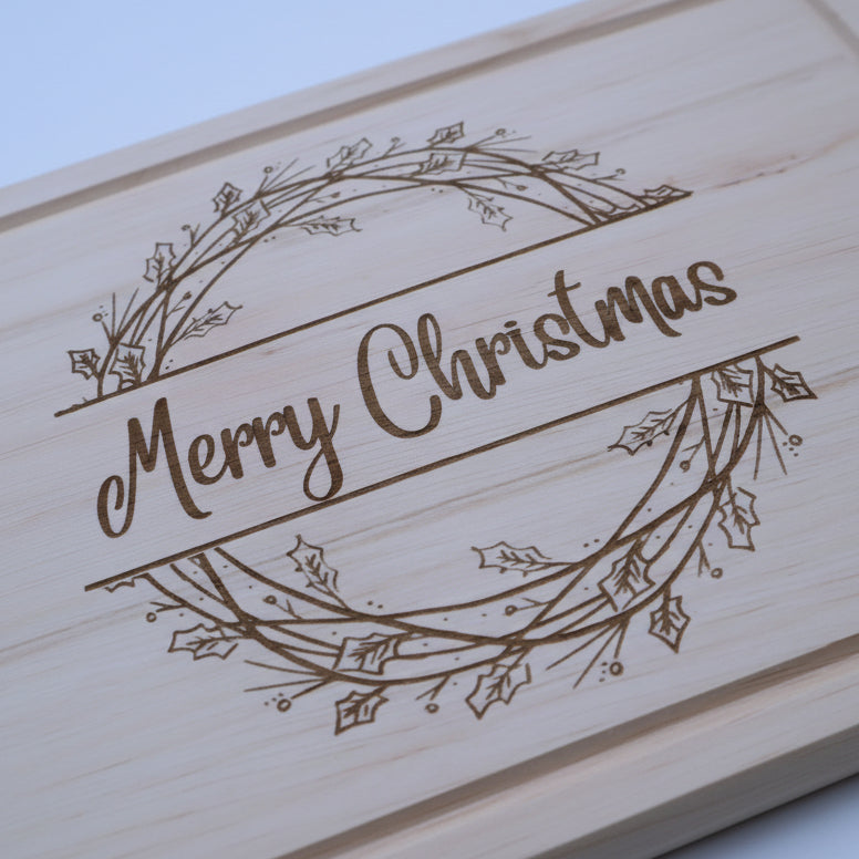 Detailaufnahme von festlichem Frühstücksbrett mit Lasergravur
