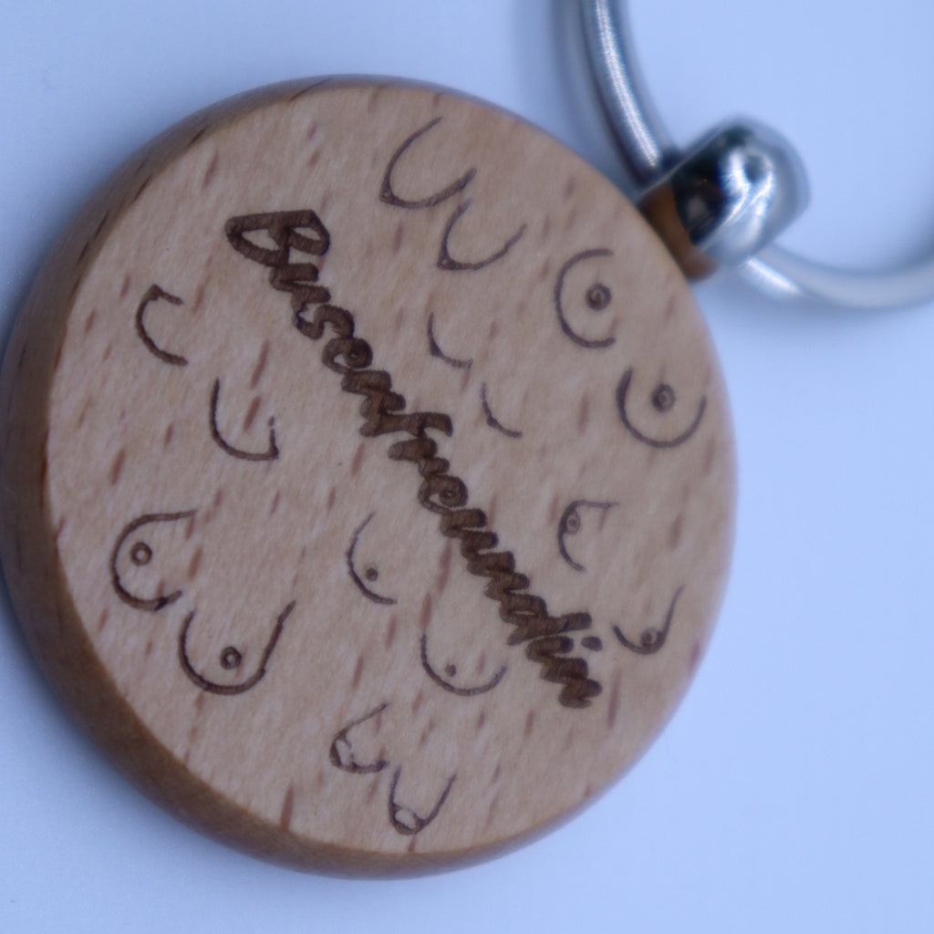 Lustiger Schlüsselanhänger aus Holz mit Busenfreundin Gravur als Geschenkidee für Freundinnen