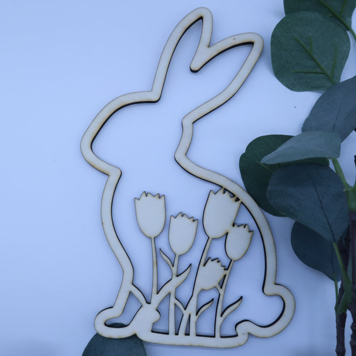 Holz Hase Osterdeko mit floralen Details