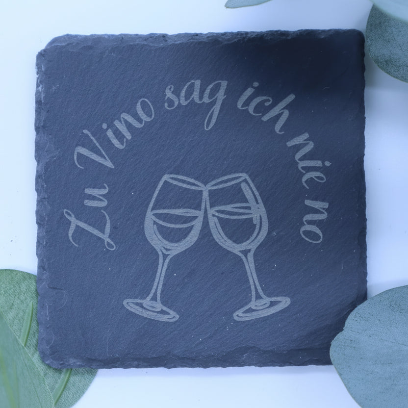 Schiefer Glasuntersetzer mit Gravur Zu Vino sag ich nie no