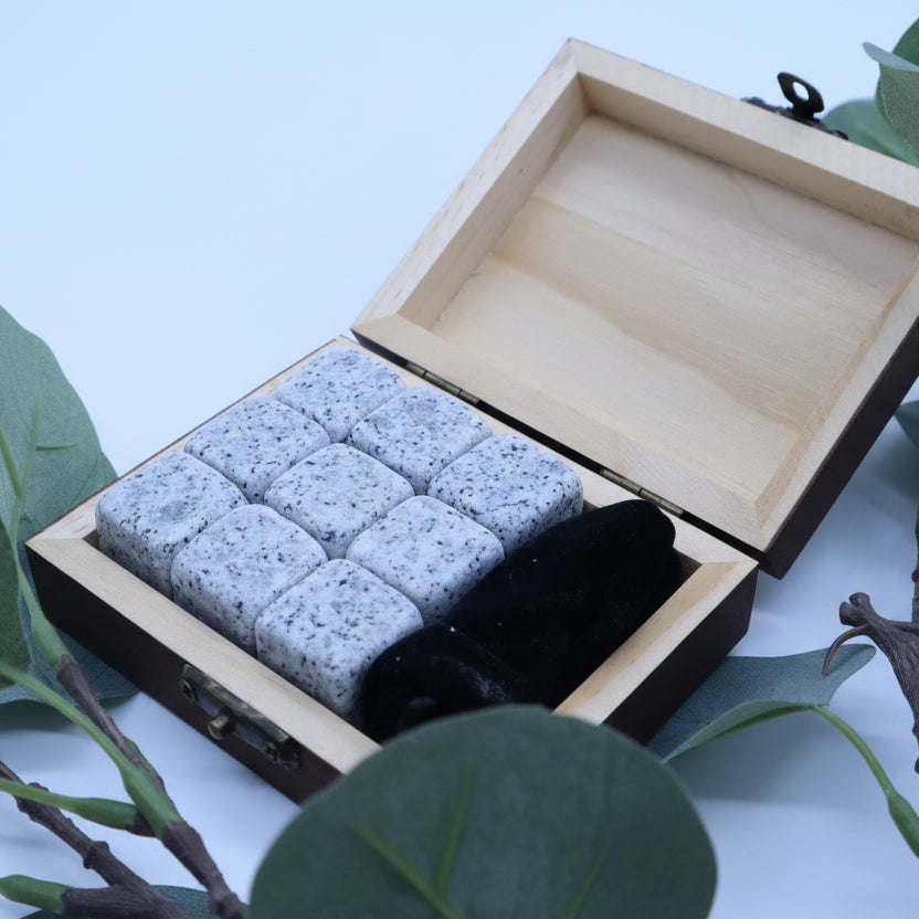 Whiskey Geschenkset für Vater mit Specksteinen geöffnet